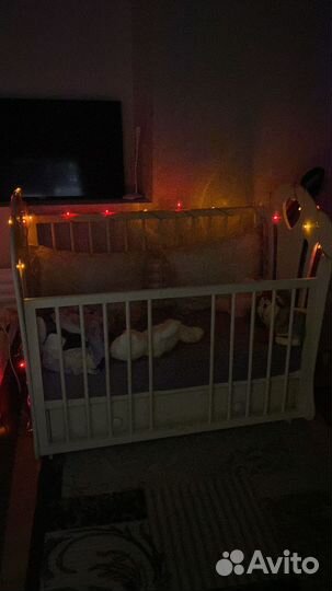 Детская кровать с маятником и матрасом