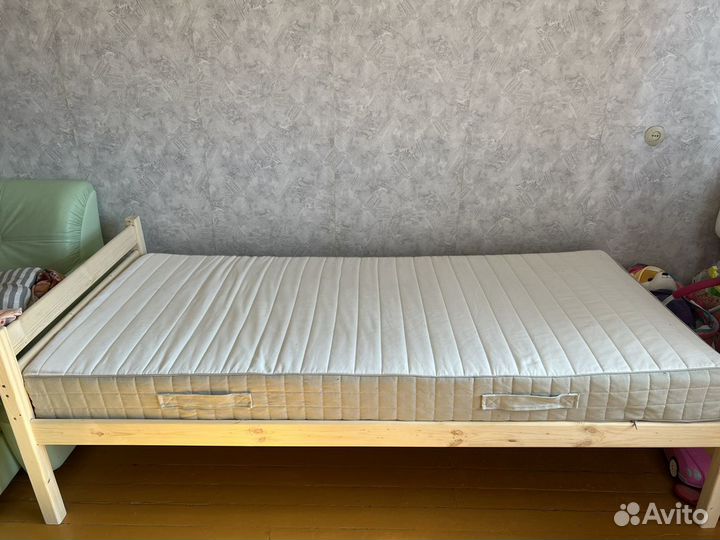 Кровать с матрасом 90х200
