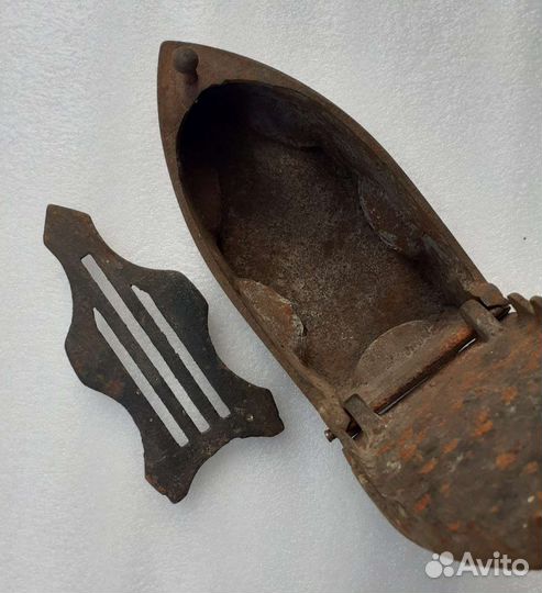 Старинный угольный утюг