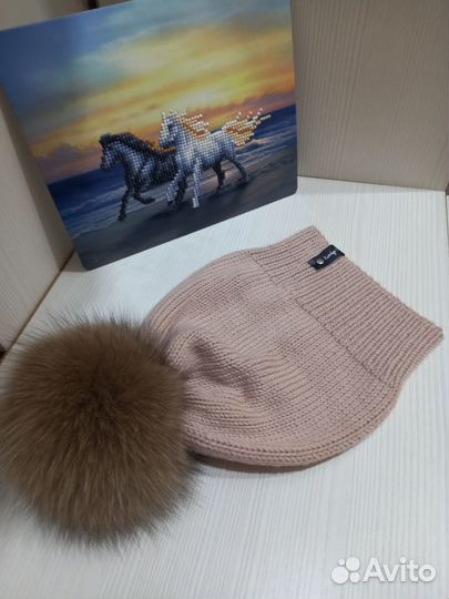 Вязаная шапка с помпоном. Ручная работа