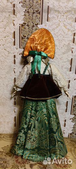 Кукла с фарфоровыми элементами в кокошнике