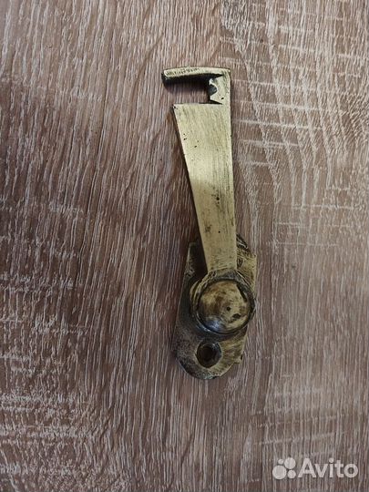 Крючок латунь