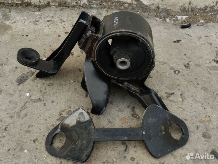 Опора двигателя левая KIA Carens