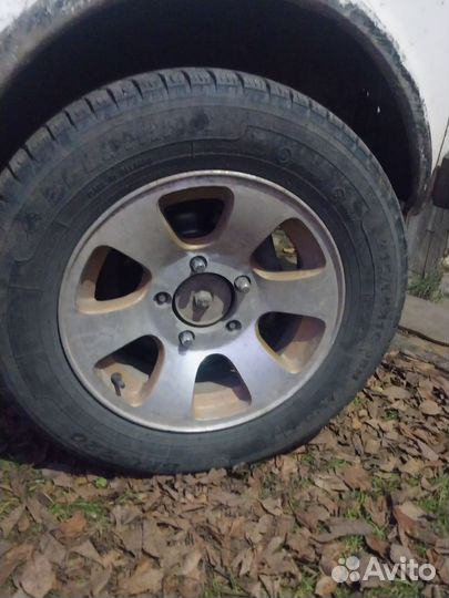 Литье r16 с резиной на Ниву