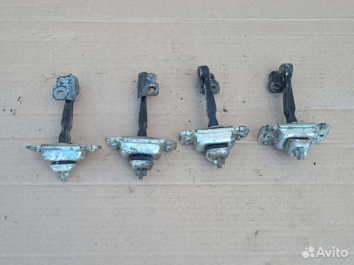 Ограничитель двери передний Kia Spectra 2001-2011