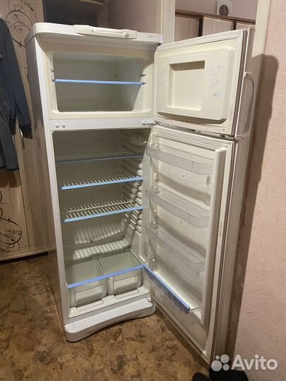 Холодильник indesit