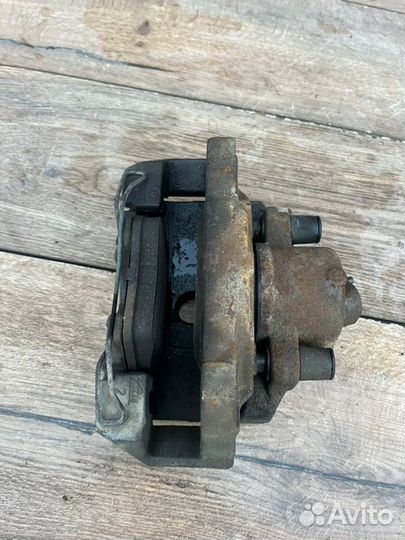 Тормозной суппорт передний правый Audi 3 8P 1.8