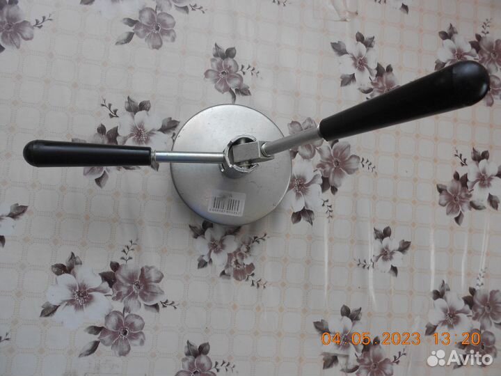 Закрутка для банок, закаточная ручная машинка