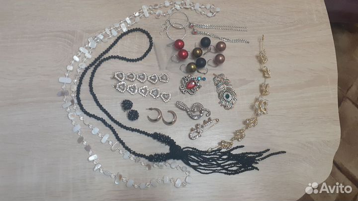 Серьги, бусы, броши