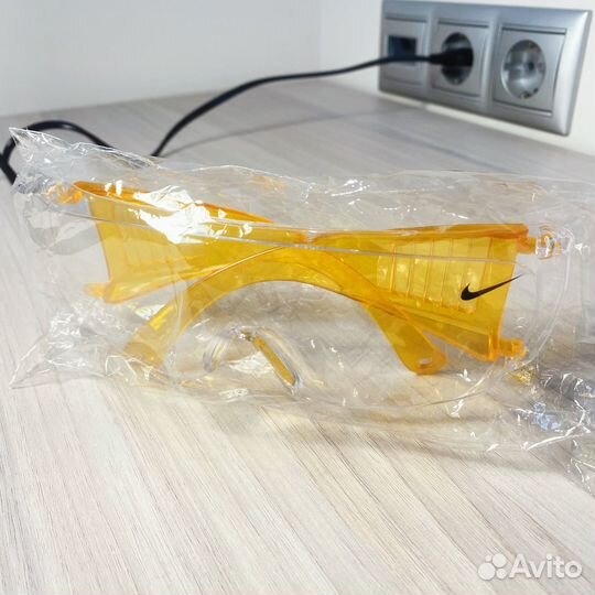 Защитные очки и непромокаемая сумка Nike