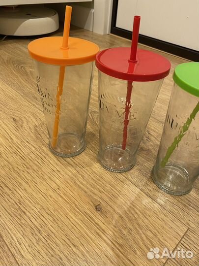 Стеклянные стаканы с крышкой и трубочкой
