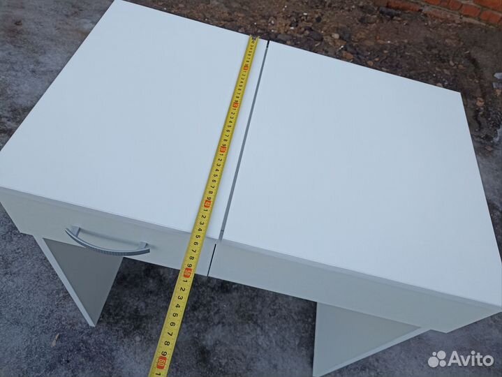 Косметический столик с зеркалом