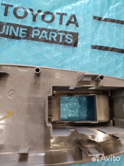 Накладка стеклоподъемника Corolla 150 пер правого