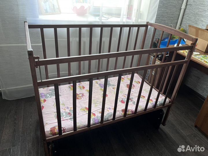 Детская кроватка с маятником