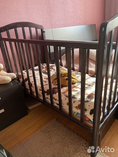 Детская кроватка с продольным маятником