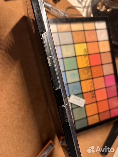 Палетка теней для век Makeup Revolution