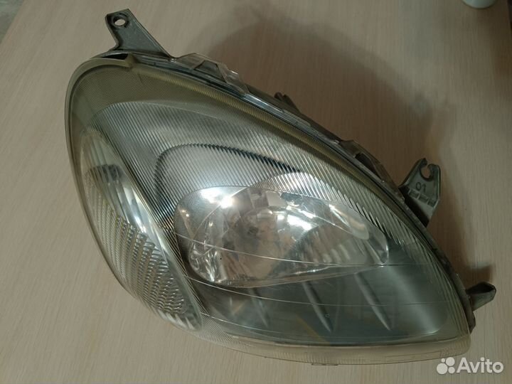 Фары Toyota Vitz 2001