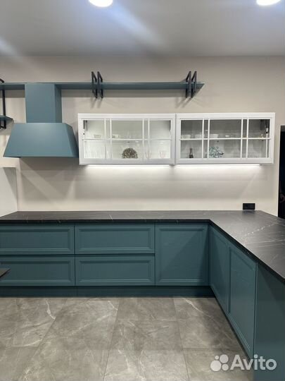 Кухонный гарнитур новый - выстовочный образец