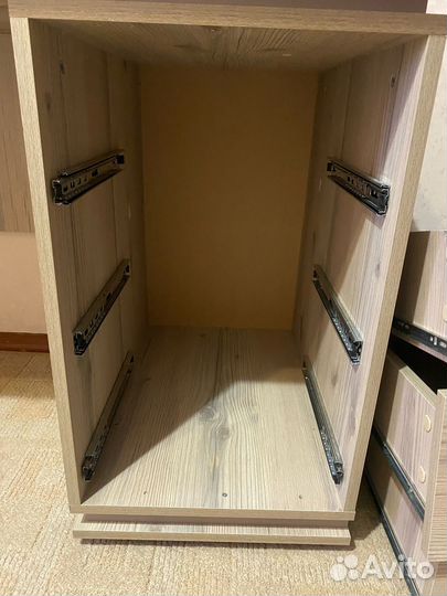 Стол письменный с выдвижными ящиками