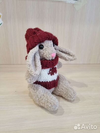 Плюшевый заяц вязаный