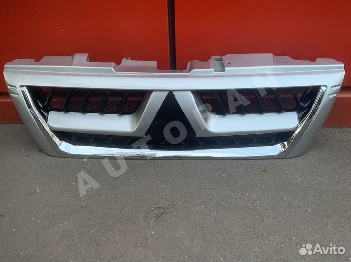 Решетка радиатора Mitsubishi Pajero 3 2000-06