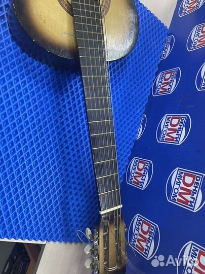 А) Гитара Амистар (42750)