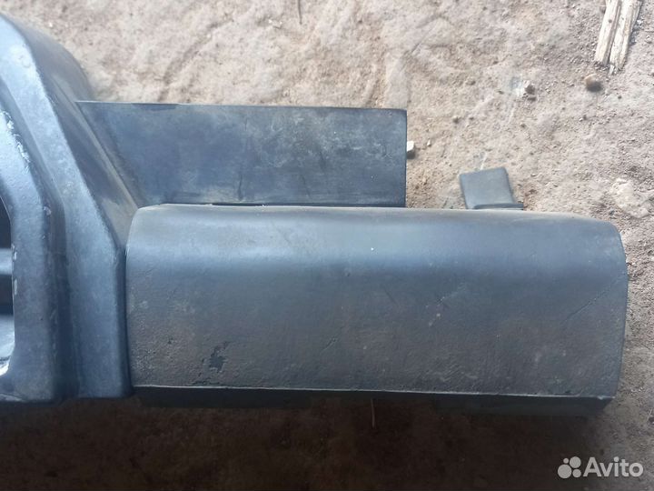 Решетка радиатора правая Carisma