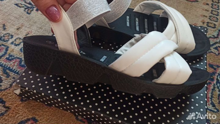 Сандали новые