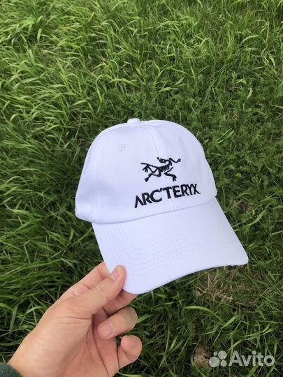 Белая кепка arcteryx
