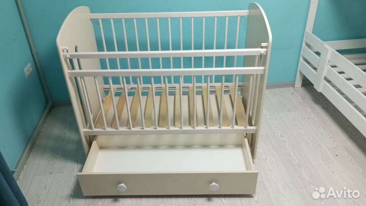 Детская кроватка с маятником и ящиком