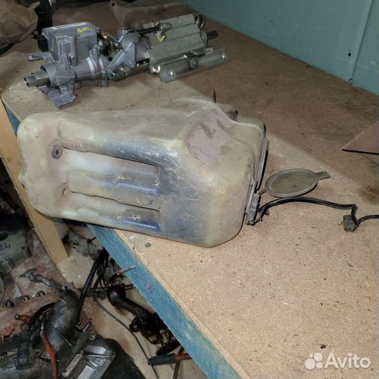 Бочек омывателя мерседес 124