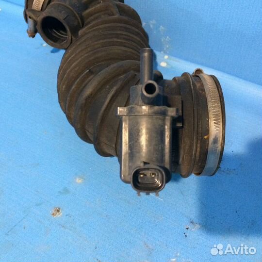 Патрубок воздушного фильтра toyota Avensis (T250)