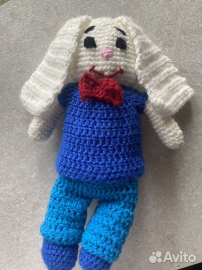 Вязаная игрушка зайчик