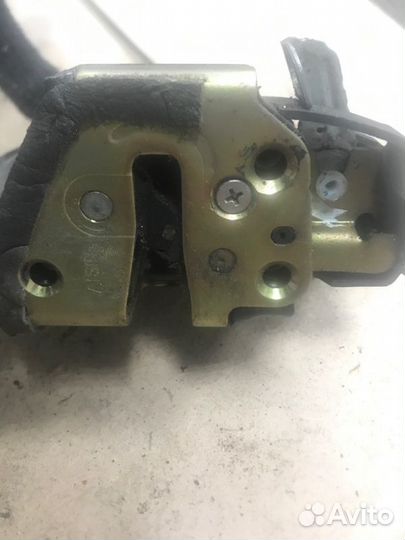 Замок двери передний правый Toyota Avensis AZT250