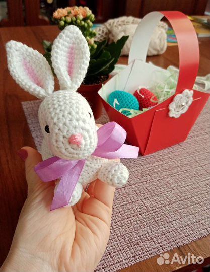 Пасхальный кролик с корзиночкой