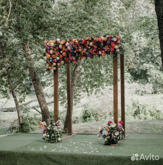 Композиция из искусственных цветов