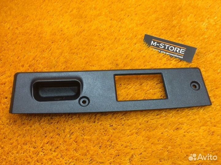 Накладка замка багажника Mercedes-Benz C-Class