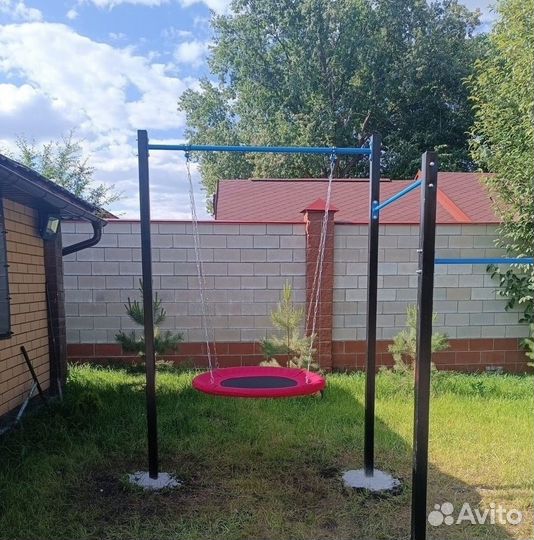 Уличный турник для всей семьи можно и качели