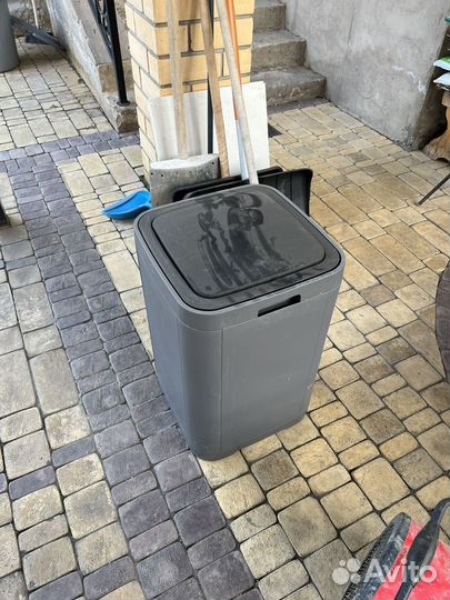 Контейнер с крышкой для мусора 60 л гигантиск