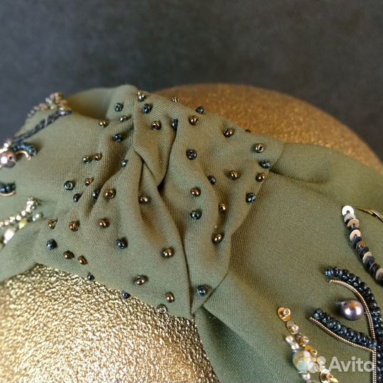 Оливковый вышитый ободок с узлом