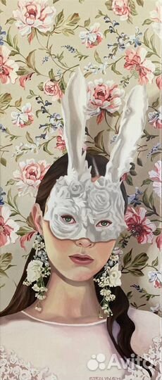 Картина маслом девушка в маске заяц цветы