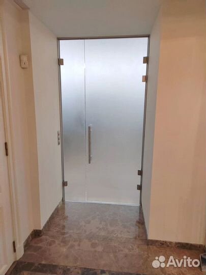 Стеклянное ограждение перила на лестницу