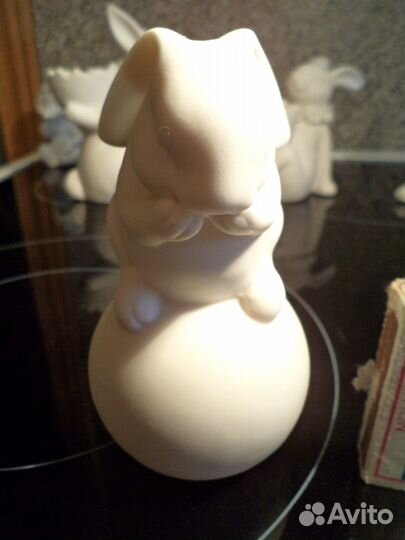 Пасхальный кролик на шаре