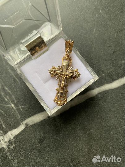 Золотой крест с бриллиантом