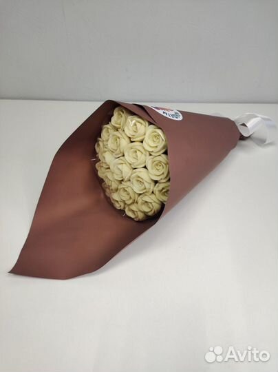 Букет из 19 Шоколадных Роз (Белый Шоколад)