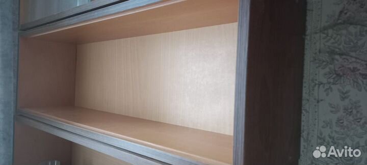 Полка книжная настенная со стеклом