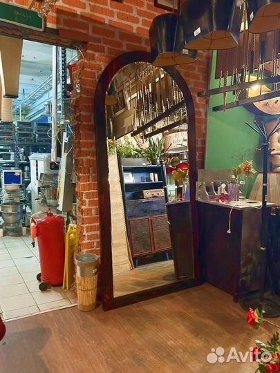 Большое зеркало в раме из массива