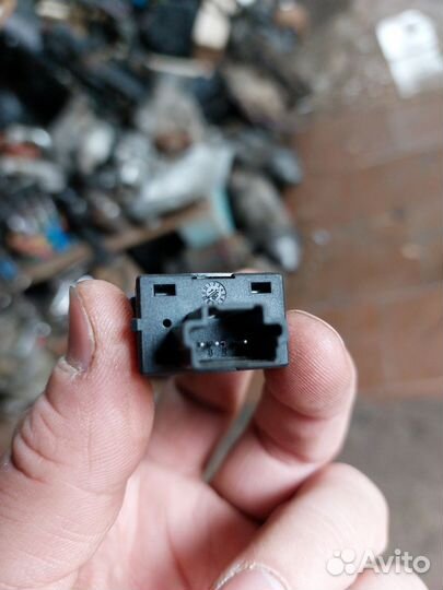 Кнопка аварийки Лада Веста