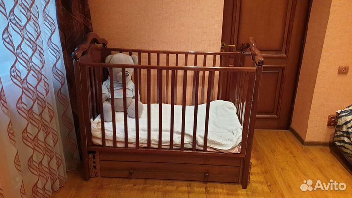 Детская кроватка с маятником и ящиком