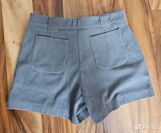 Зеленые короткие вельветовые шорты